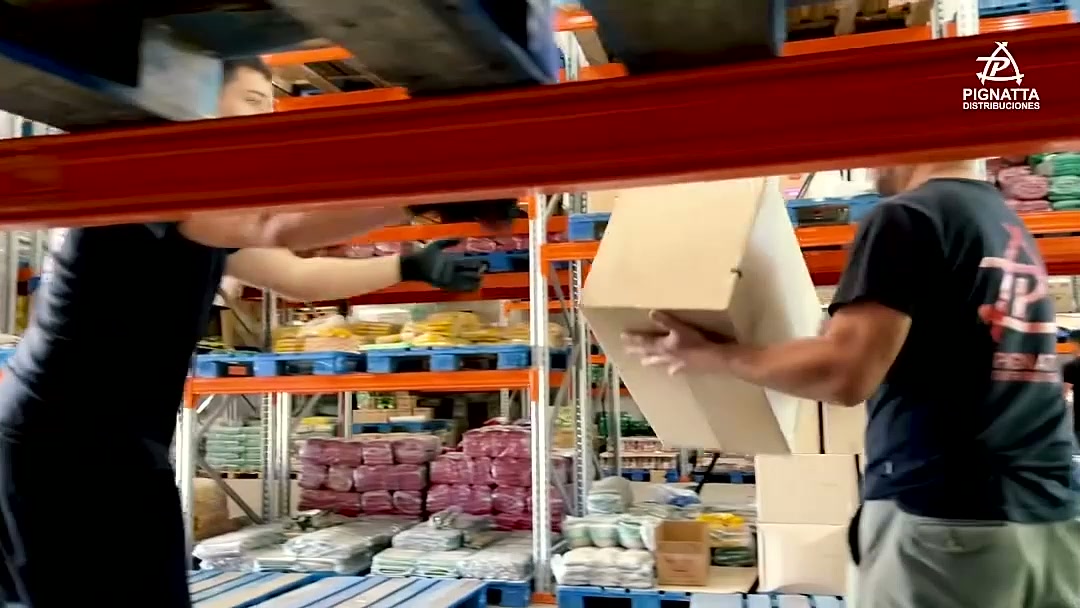 Equipo de Pignatta Distribuciones embalando pedidos en el depósito